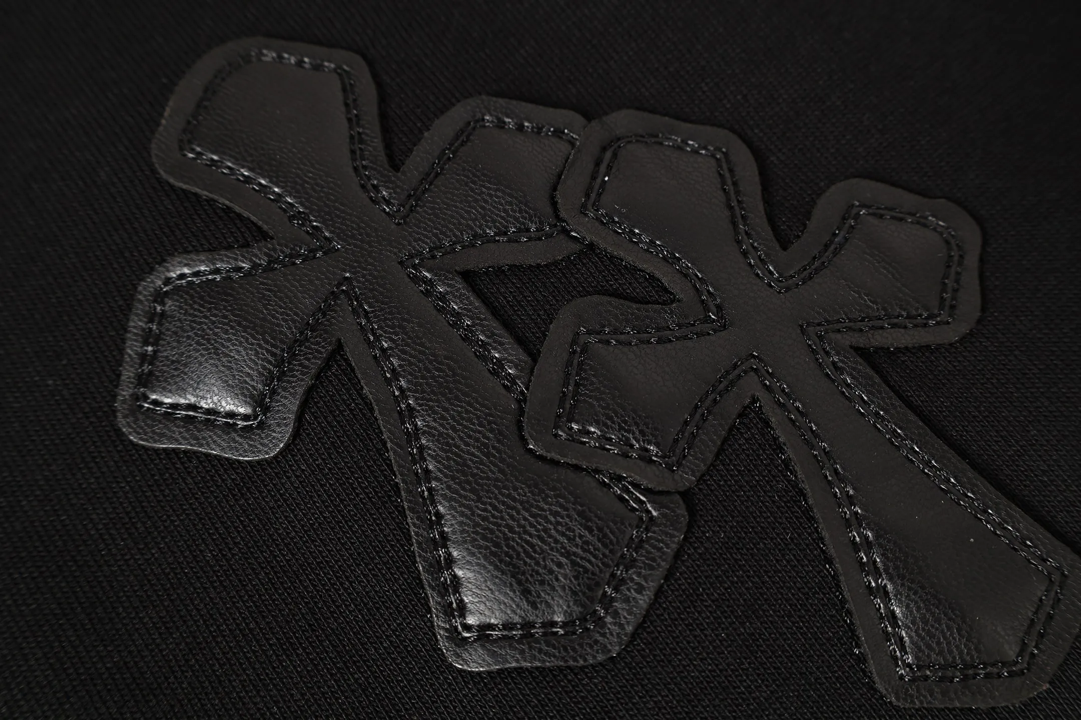 P150 Cross-border model, please do not place an order if you are pursuing quality - Chrome Hearts/Chrome Hearts joint Off white cross-leather short-sleeved T-shirt - High weight, high density, high quality, soft, delicate and skin-friendly wool, soft and silky to the touch, excellent warmth and skin-friendly properties - Custom-woven and custom-dyed, no color difference, no matter the fabric or workmanship details, beat the ordinary version on the market -Colour: black white -Size: S M L XL